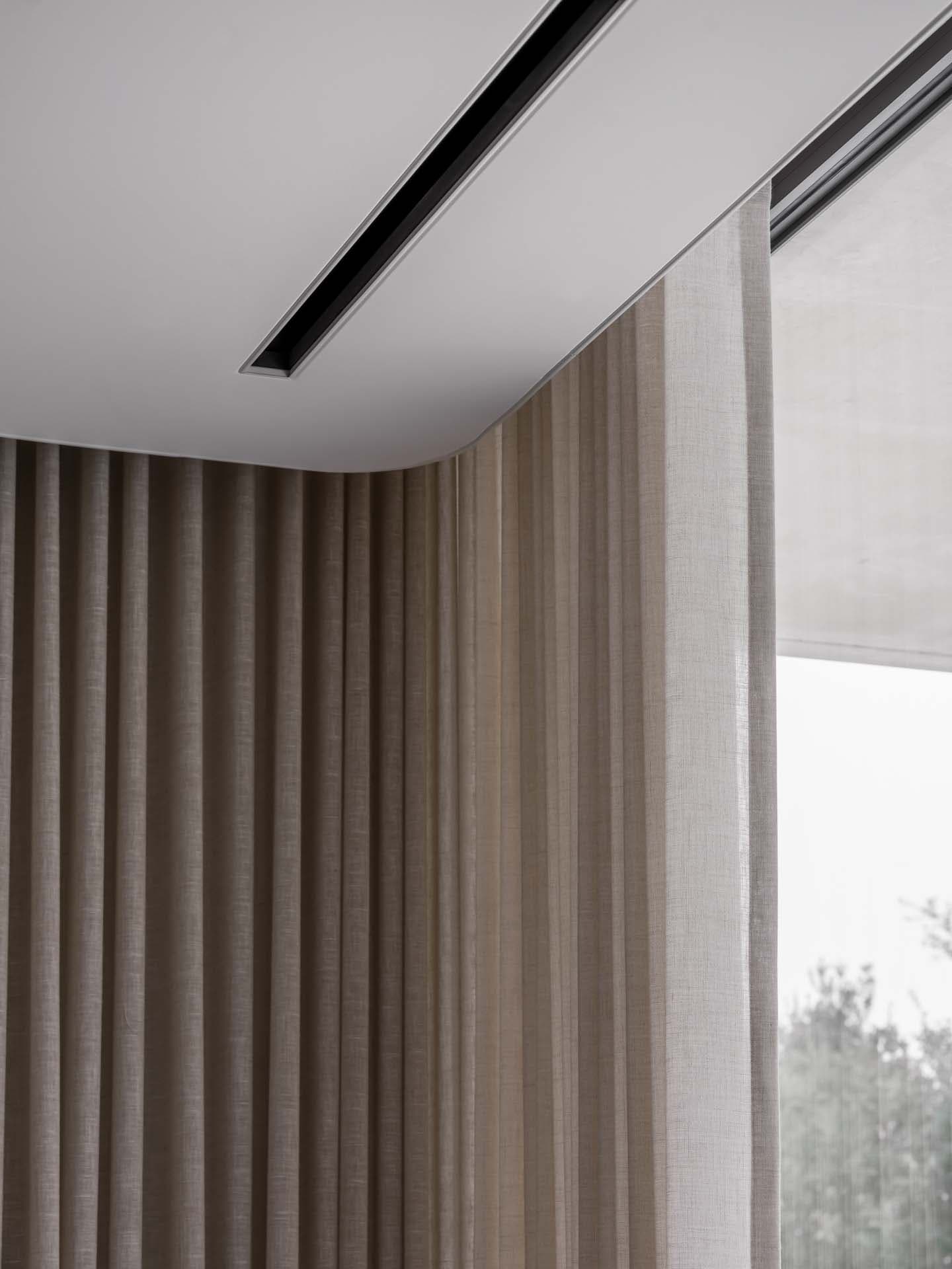 Matowy poliestrowy sufit napinany w jasnym salonie