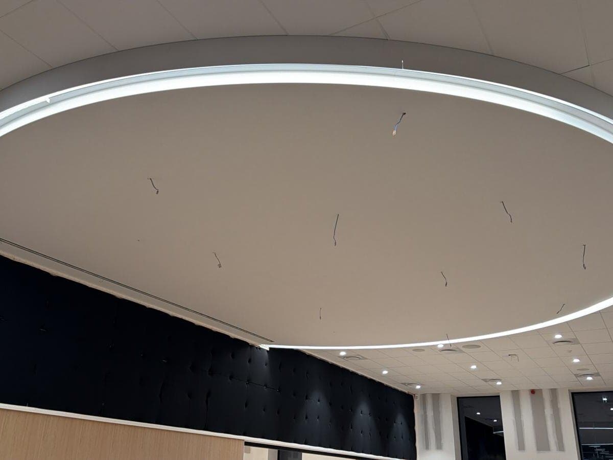 Pływający sufit gzymsowy — installed and finished